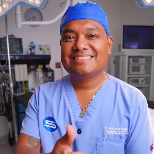 Dr. Juan Salazar Priego in the operating room, colorectal surgeon in Tijuana